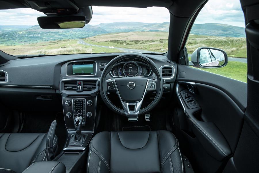 Торпедо Volvo V40 D3 R-Design 2016 года  (UK) (фото 20 из 30)